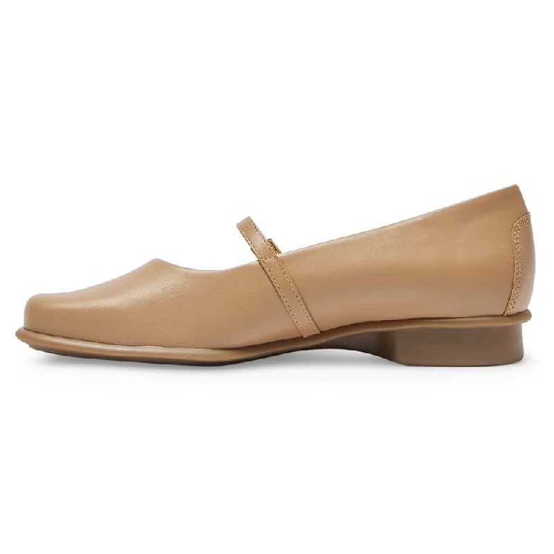 Katrina Flat in Camel Leather