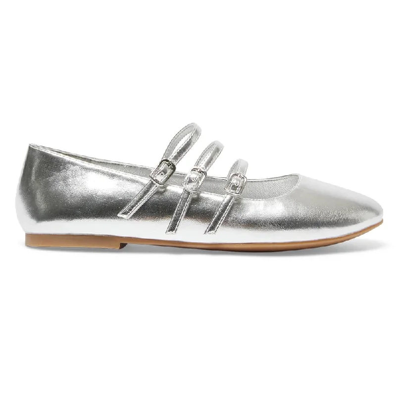 Leah Flat in Silver Metallic