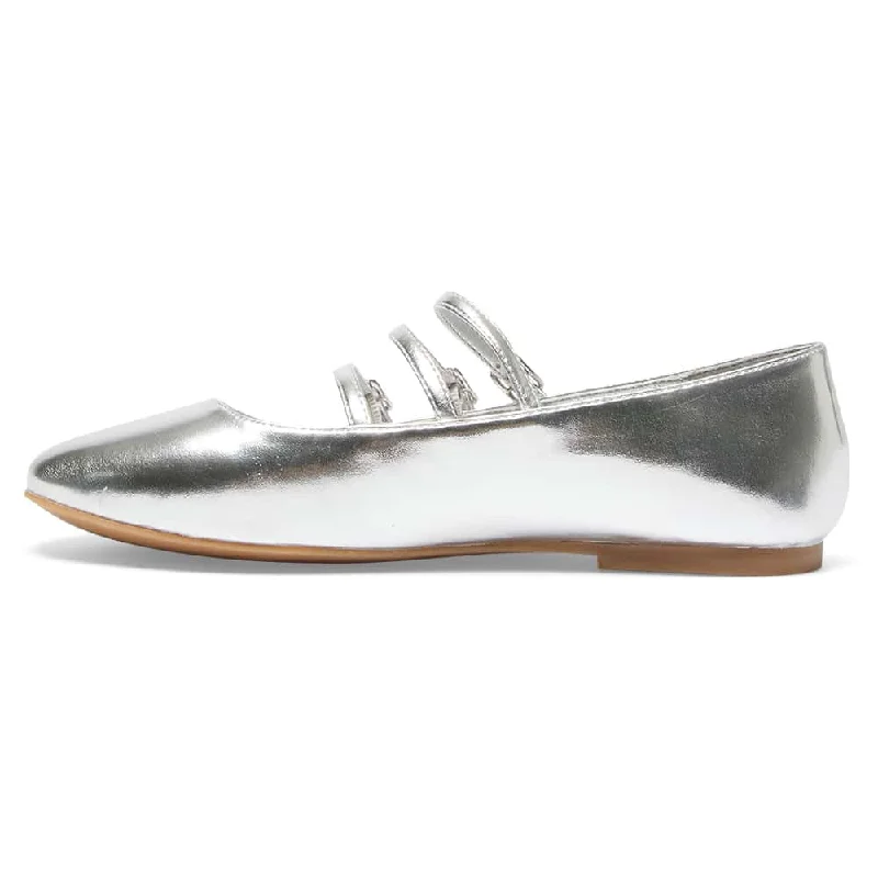 Leah Flat in Silver Metallic